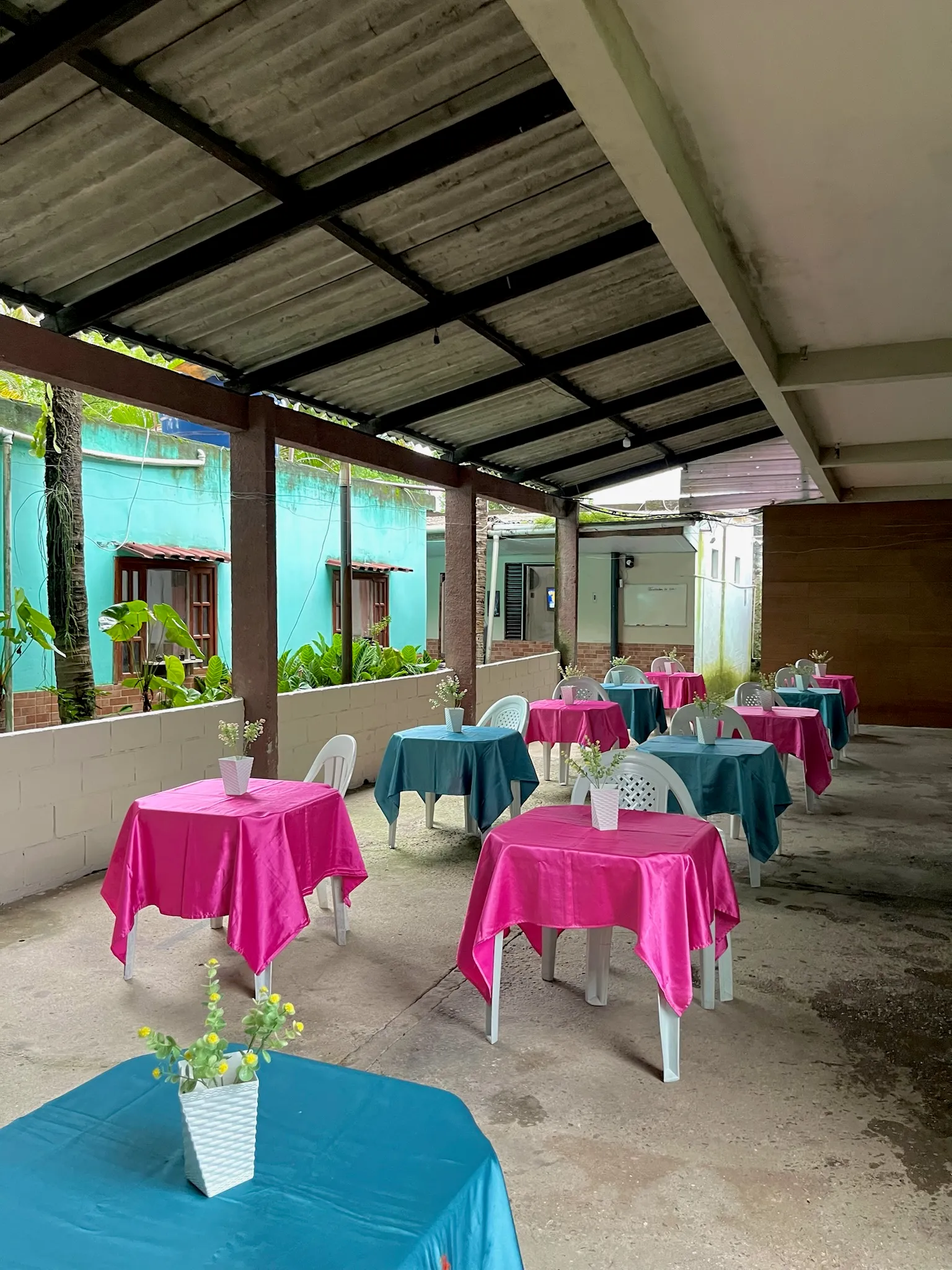 Espaço de descanso e jardim do Lar Esperança